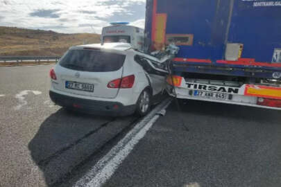TIR’a arkadan çarpan otomobildeki 3 kişi yaralandı