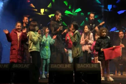 Ordu’da 29 Ekim coşkusu; Elif Buse Doğan, çocuklarla ünlü şarkısını seslendirdi