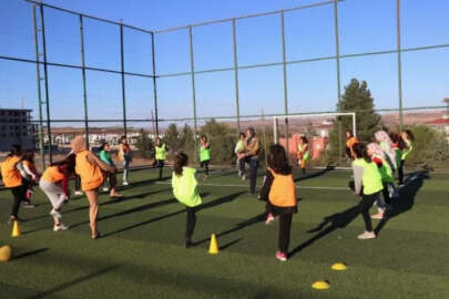 48’inde futbolcu, 54’ünde antrenör olan Azize kız çocuklarına futbol öğretiyor 