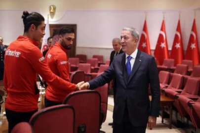 Bakan Akar, ’Ampute Futbol Milli Takımı’nı kabul etti
