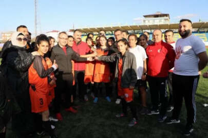 Kadın futbol takımı, Kadına Yönelik Şiddete Karşı Uluslararası Mücadele Günü’nde erkek rakiplerini farklı yendi