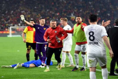 İzmir derbisinde Göztepe taraftarı Altay kalecisini kale direği ile darbetti, maç ertelendi