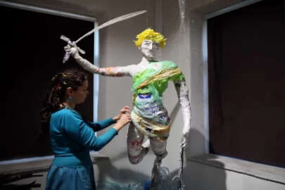 Rus sanatçı plastik heykelleriyle ekosisteme dikkati çekiyor