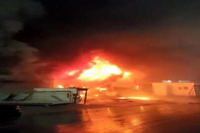 Başakşehir’de kamyonet kasası imalathanesinde yangın(Yeniden)