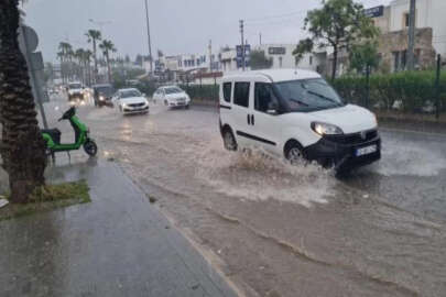 Bodrum’da kuvvetli sağanak; yollar göle döndü