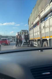 Pendik'te minibüs ve TIR şoförünün yol kavgası kamerada 