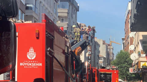 (Ek fotoğraf) Zeytinburnu'nda tekstil atölyesinde yangın: Mahsur kalanlar kurtarıldı
