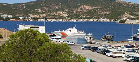 Foça'da 166 kaçak göçmen yakalandı 