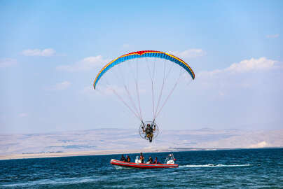 Van Gölü sahilinde yamaç paraşütü ve paramotor şampiyonası