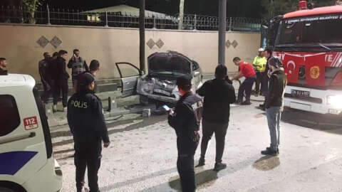 Üsküdar’da otomobil aydınlatma direğine çarptı:1 yaralı