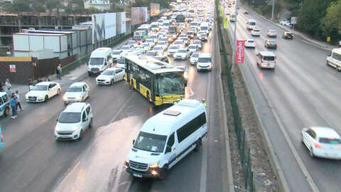 Kadıköy’de iki İETT otobüsü ile minibüsün karıştığı kazada trafik felç oldu 