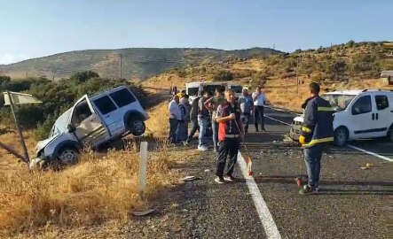 Elazığ'da hafif ticari araçlar kafa kafaya çarpıştı: 9 yaralı