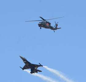 TEKNOFEST'te F-16 savaş uçağı ve helikopterle kol uçuşu gösterisi
