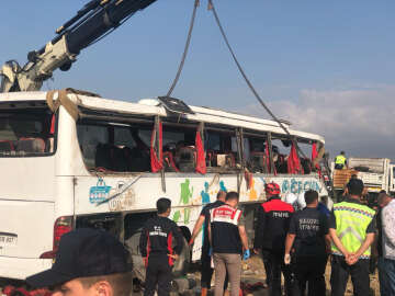 Amasya'da yolcu otobüsü devrildi: 6 ölü, 35 yaralı (2)