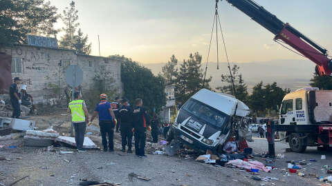 Gaziantep'te kamyon kırmızı ışıkta bekleyen 3 araca çarptı: 5 ölü, 17 yaralı