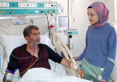 Doktor, 'Elini cebinden çıkar' dediği için dövülmüş