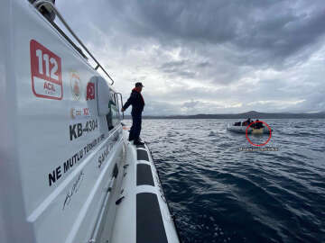 Çanakkale'de Yunanistan'ın ittiği 23 göçmen kurtarıldı
