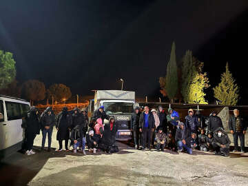Çanakkale'de 64 kaçak göçmen ile 4 organizatör şüphelisi yakalandı