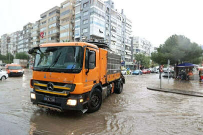İzmir'de sağanak; cadde ve sokaklar göle döndü (3)