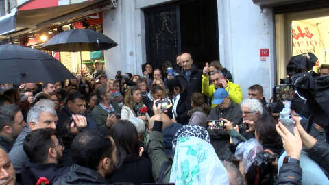 Hrant Dink'in öldürüldüğü yerde karanfilli protesto
