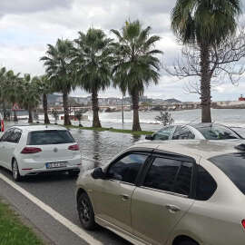 Dev dalgalar, Karadeniz Sahil Yolu'na ulaştı