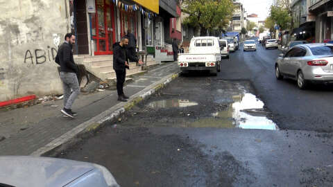 Avcılar'da park engeline takılan yol asfaltsız kaldı