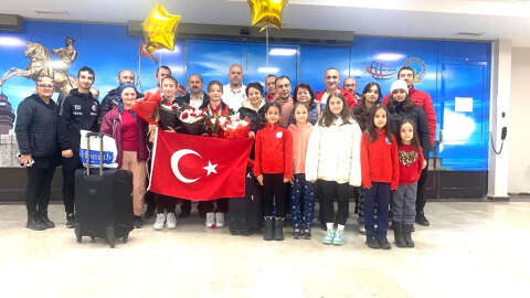Gençlerde dünya ikincisi sporcular, Samsun'da çiçeklerle karşılandı