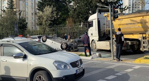 Küçükçekmece'de otomobile çarparak takla attı 