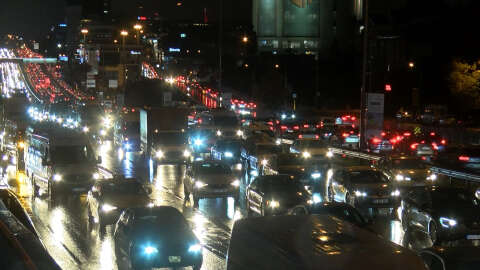İstanbul'da akşam saatlerinde trafik durma noktasına geldi 