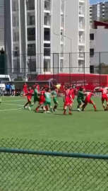 Futbol turnuvasında oyuncuların tekme tokat kavgası