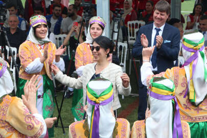 AB heyeti spor tesisleri açılışında folklor ekibiyle halk oyunları oynadı