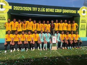 1'inci Lig'e yükselen Esenler Erokspor, şampiyonluk kupasına kavuştu