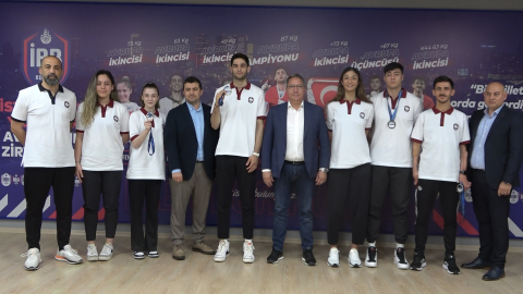 İBB Spor Kulübü’nün madalyalı tekvandocular�� basınla buluştu