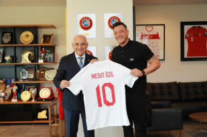 Mesut Özil'den TFF Başkanı Mehmet Büyükekşi'ye ziyaret