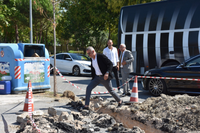 TFF Başkanı Hacıosmanoğlu Manisa FK'nın tesisine girmek için hendekten atladı