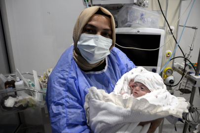 380 gram doğan Hira Su bebek hayata tutundu