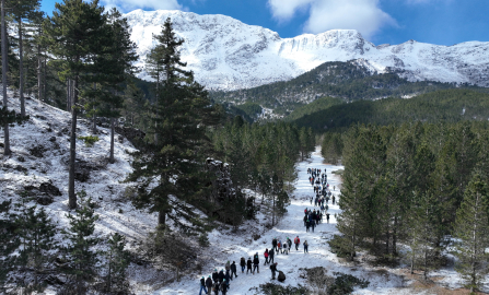 Doktorlar, 'glokom' hastalığına dikkat çekmek için karda 7 kilometre yürüdü