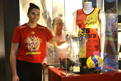 Göztepe'nin kupası müzedeki yerini aldı