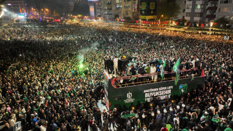 Kocaelispor, şampiyonluk otobüsüyle gelip binlerce taraftarıyla buluştu / Video eklendi