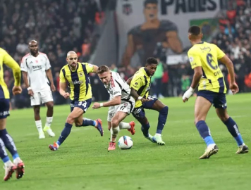 Beşiktaş, şampiyonluk yarışındaki Galatasaray'dan sonra Fenerbahçe'yi de yenmek istiyor