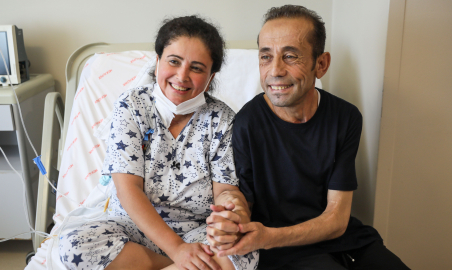 Doktorları, 2'şer kez böbrek nakli olan çifti 'mucize' diye tanımladı