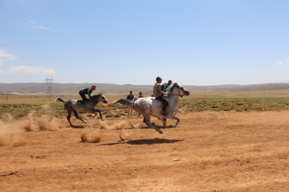 Karlıova’da ‘geleneksel at yarışları’ düzenlendi