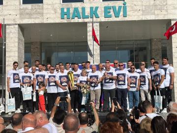 Nilüfer Belediyespor, Süper Kupa coşkusunu taraftarıyla kutladı
