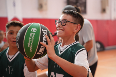 Adana'da çocuklara yönelik basketbol kampı düzenlendi