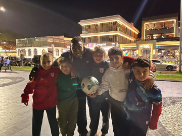 Samsunsporlu Makoumbou, çocuklarla kaldırımda futbol oynadı