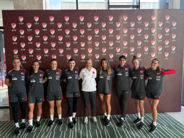 Necla Güngör Kıragası: Kadın futbolunu en üst seviyede temsil etmek de bizim için çok kıymetli / Metin eklendi