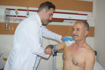 Tenis oynarken omzu çıkan hasta, özel plakla ameliyat edildi