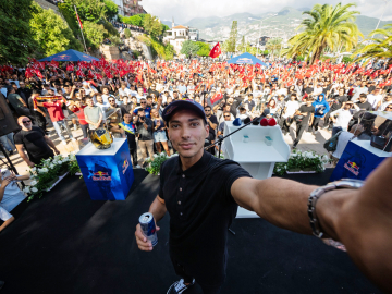 Dünya Şampiyonu Toprak Razgatlıoğlu'na coşkulu karşılama  / Ek video eklendi