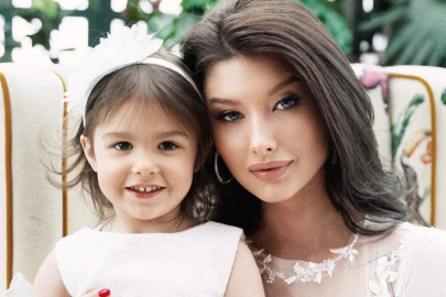 Eski bakan Mihail Khubutia tarafından baltayla saldırıya uğrayan model Yulia Van, kendisinden çocuk nafakası talep etti.