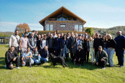 Güller ve Günahlar setinden neşeli kare